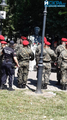 Военни отдават почит