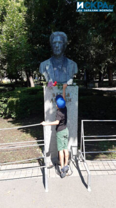 Дете полага цвете