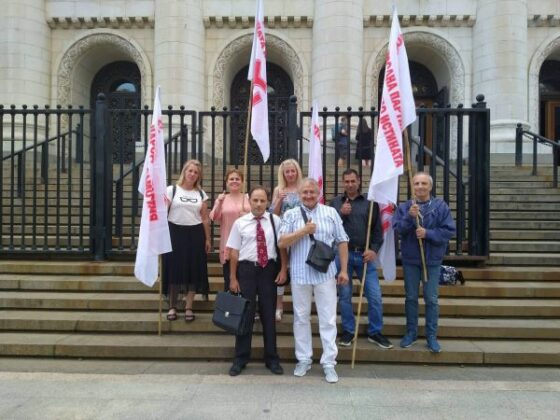 Чикагото със съмишленици пред Съдебната палата