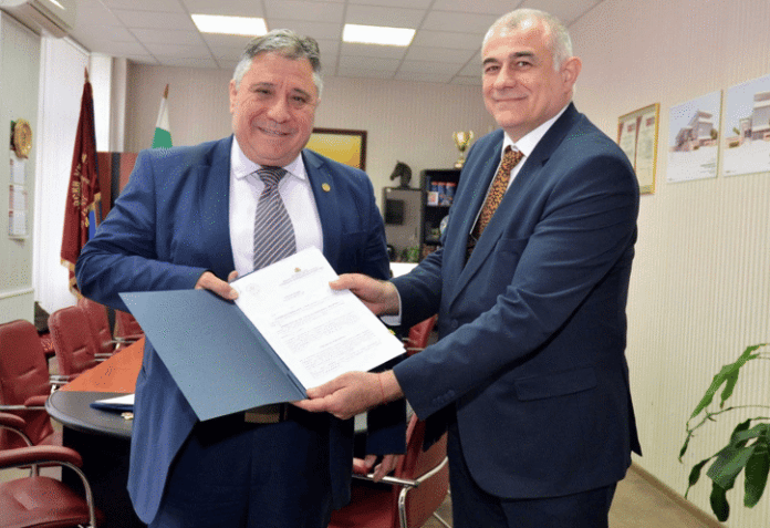 (от ляво надясно) Добри Ярков и Георги Гьоков