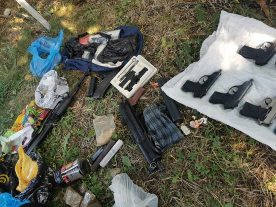 Две лица са в ареста за наркотици и оръжия