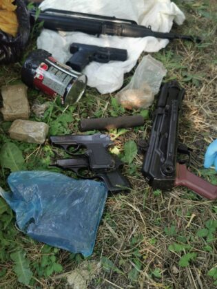 Две лица са в ареста за наркотици и оръжия