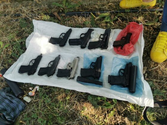 Две лица са в ареста за наркотици и оръжия