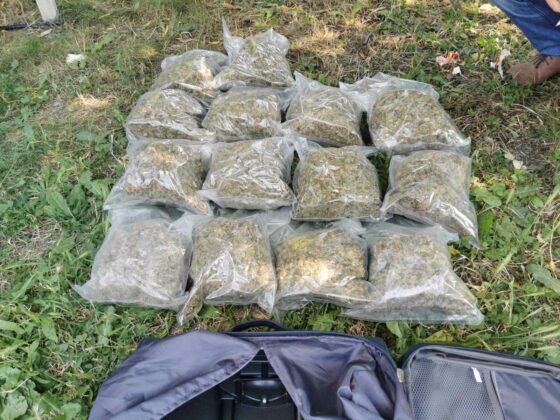 Две лица са в ареста за наркотици и оръжия