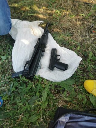 Две лица са в ареста за наркотици и оръжия