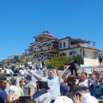 Протестиращи пеят химна на България