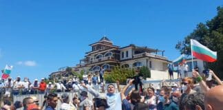 Протестиращи пеят химна на България