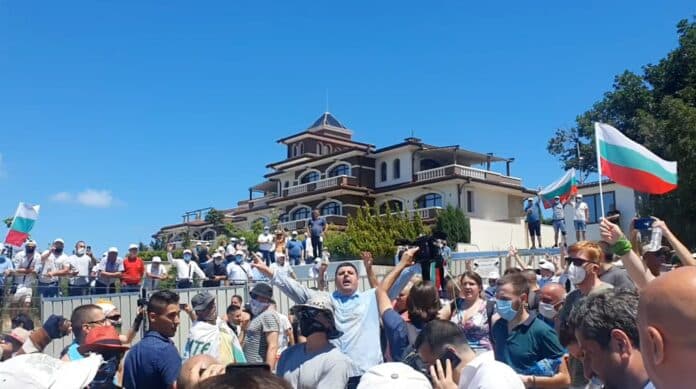 Протестиращи пеят химна на България