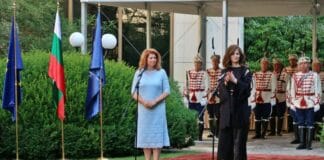 (от ляво надясно) Илияна Йотова и Теодора Генчовска