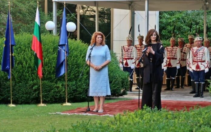 (от ляво надясно) Илияна Йотова и Теодора Генчовска