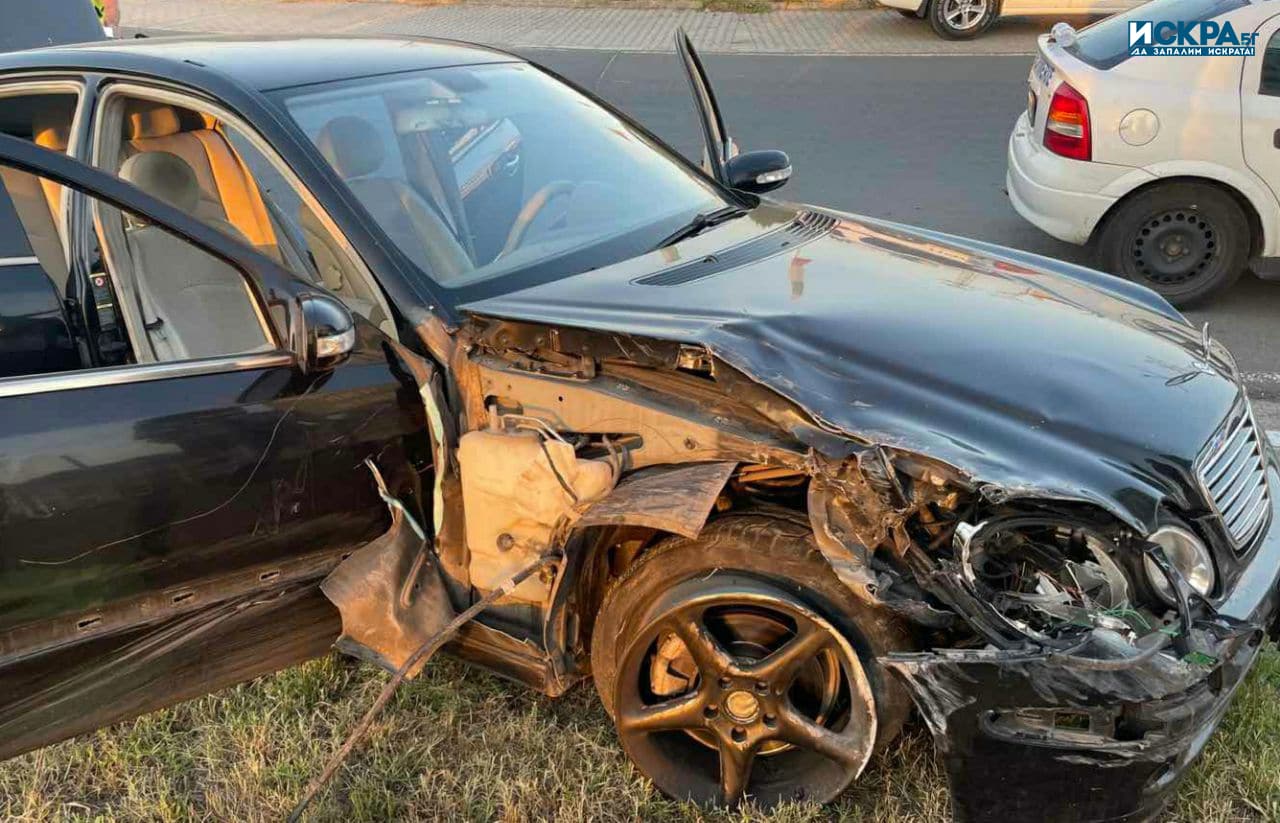 Автомобил е паднал в дере край Свиленградско съобщиха от ОДМВР Хасково Около