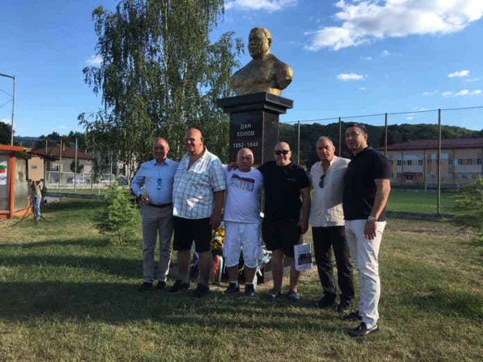 Паметник на Дан Колов