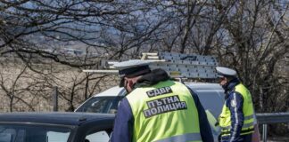 Пътни полицаи проверяват шофьори