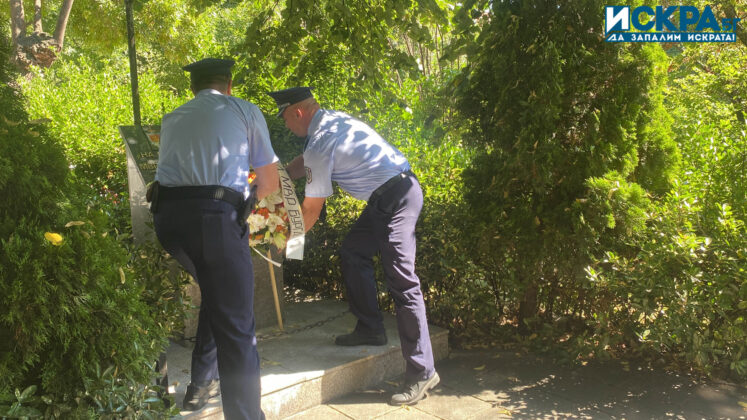 Поднасяне на цветя и венци