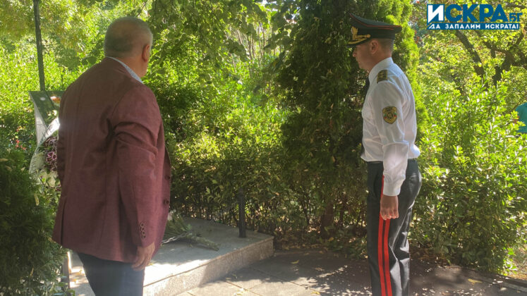 Поднасяне на цветя и венци