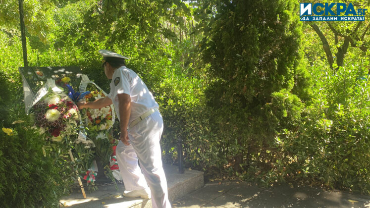 Поднасяне на цветя и венци