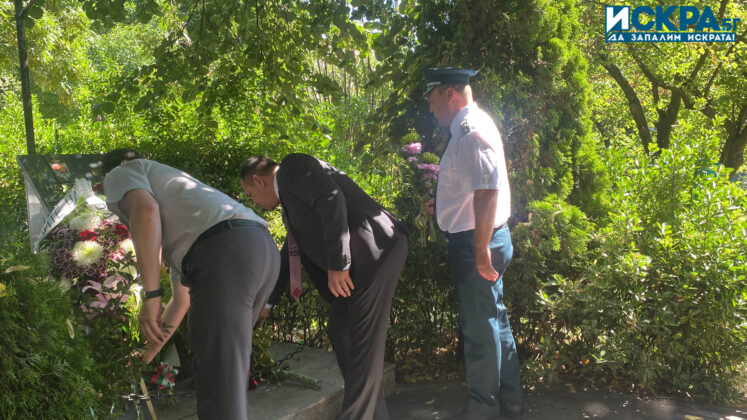 Поднасяне на цветя и венци