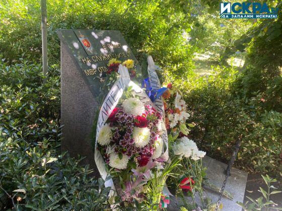 Поднасяне на цветя и венци