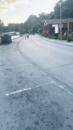 Празна алея