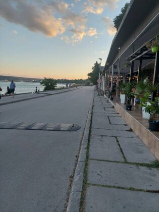 Празна алея