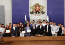 Премиерът награди ученици