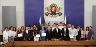 Премиерът награди ученици