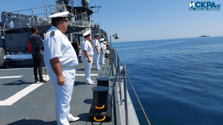 Военен кораб