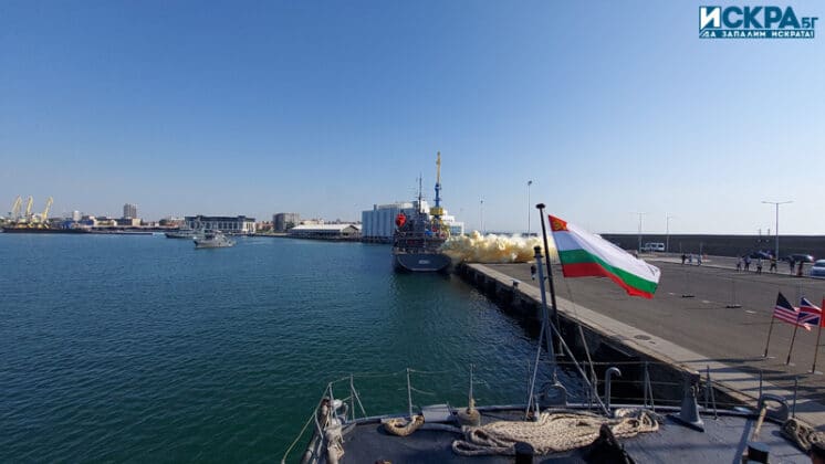 Военен кораб