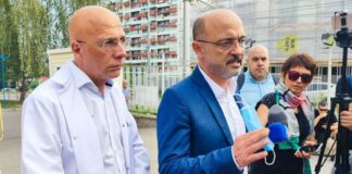 Асен Меджидиев (със синьото сако)