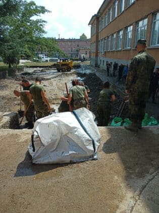 Военни помагат в Карлово