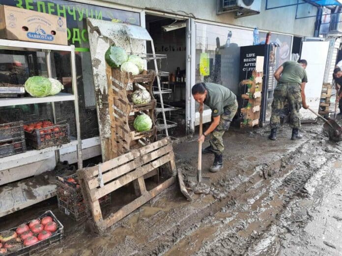 Военни помагат в Карлово
