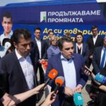 (от дясно наляво) Кирил Петков и Асен Василев