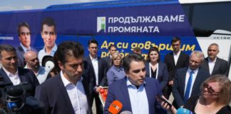 (от дясно наляво) Кирил Петков и Асен Василев