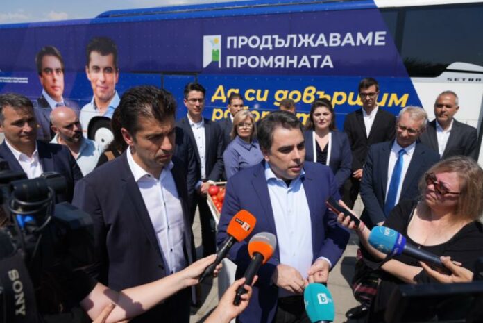 (от дясно наляво) Кирил Петков и Асен Василев