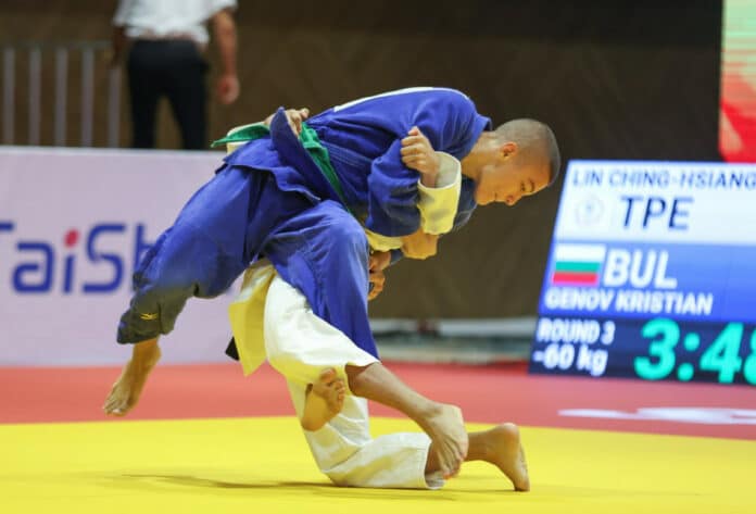 Кристиян Генов /в синьо/