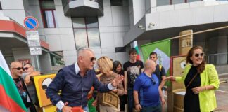 Акция на Мая Манолова. Снимка: "Изправи се България"