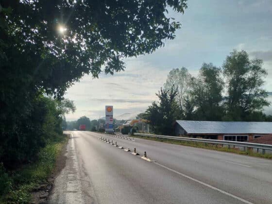 Разделители на пътя край Микре