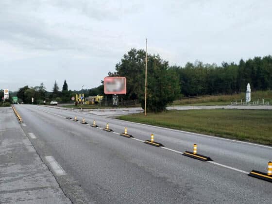 Разделители на пътя край Микре