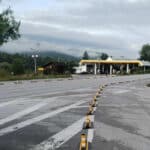 Разделители на пътя край Микре