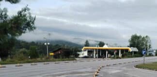 Разделители на пътя край Микре