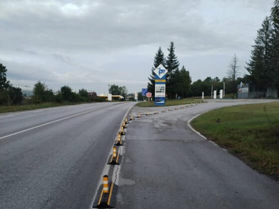 Разделители на пътя край Микре