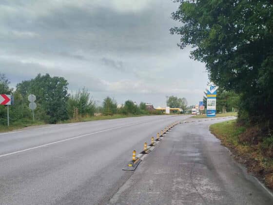 Разделители на пътя край Микре