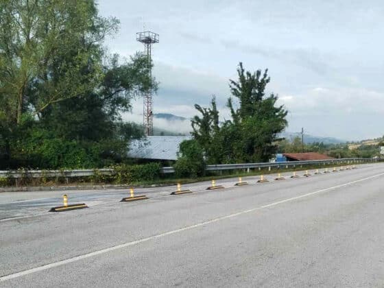 Разделители на пътя край Микре