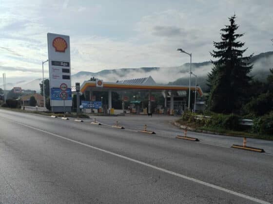 Разделители на пътя край Микре