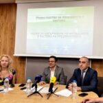 Министър Александър Пулев (в средата) в Перник