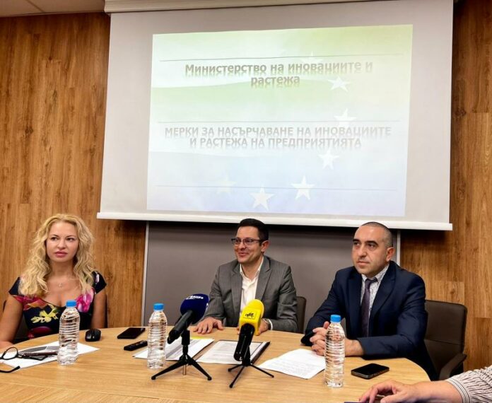 Министър Александър Пулев (в средата) в Перник