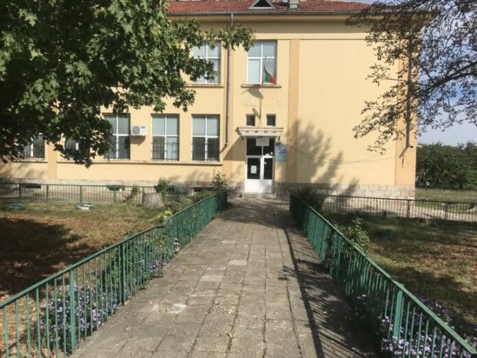 Началното училище "Отец Паисий"