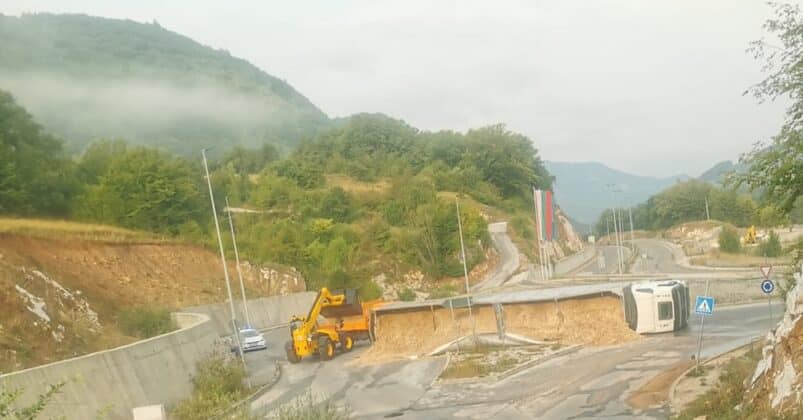 Преобърнат камион