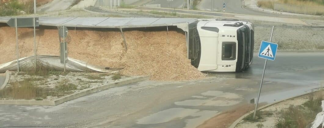 Преобърнат камион