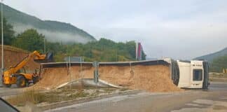 Преобърнат камион